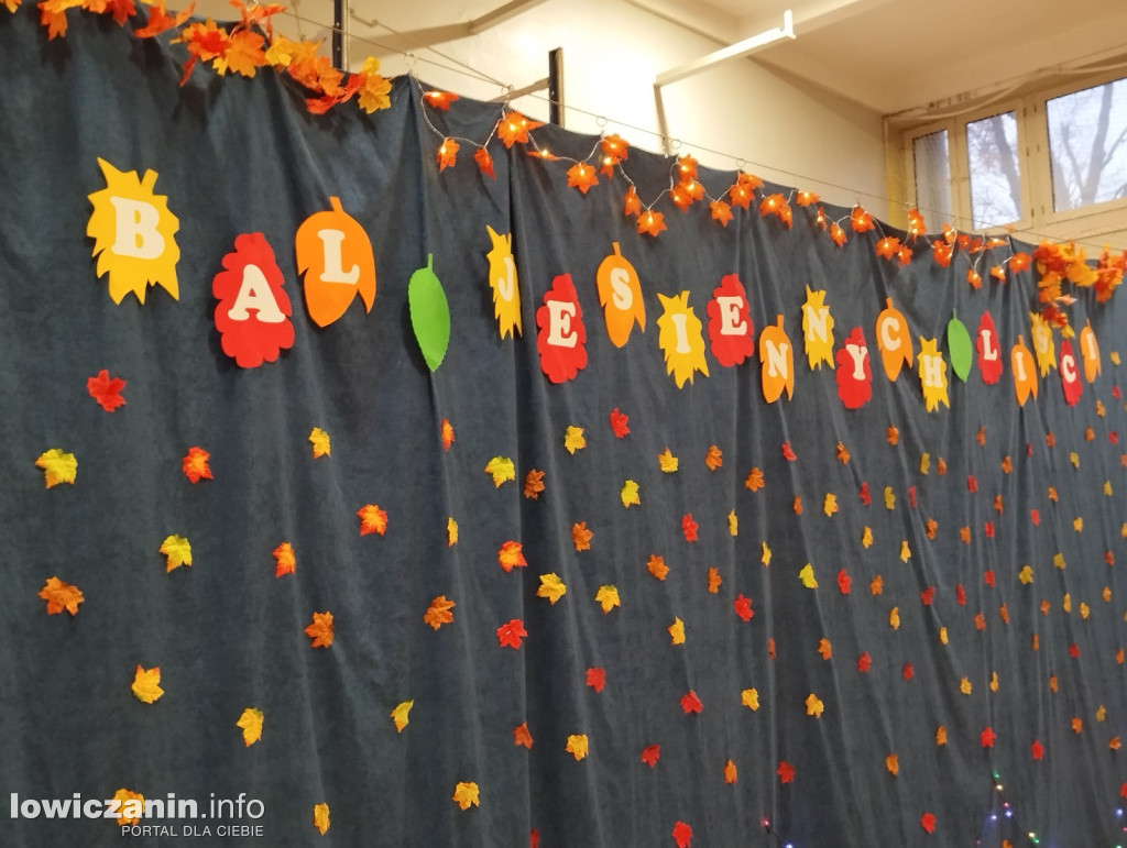 Łowicz. Bal Jesiennych Liści w SP 4