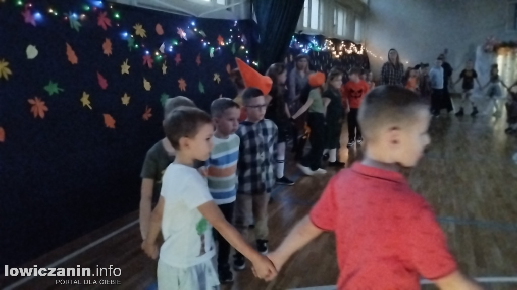 Łowicz. Bal Jesiennych Liści w SP 4