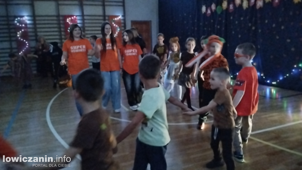 Łowicz. Bal Jesiennych Liści w SP 4