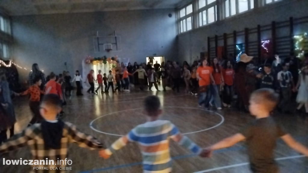 Łowicz. Bal Jesiennych Liści w SP 4