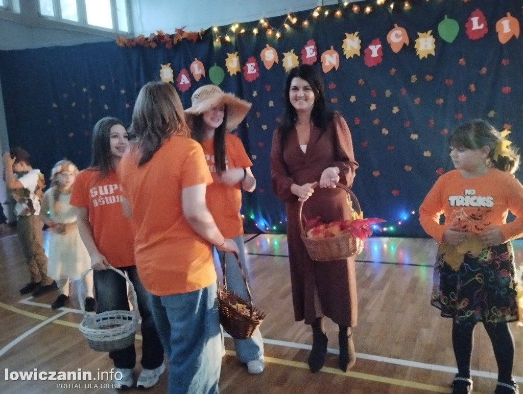 Łowicz. Bal Jesiennych Liści w SP 4
