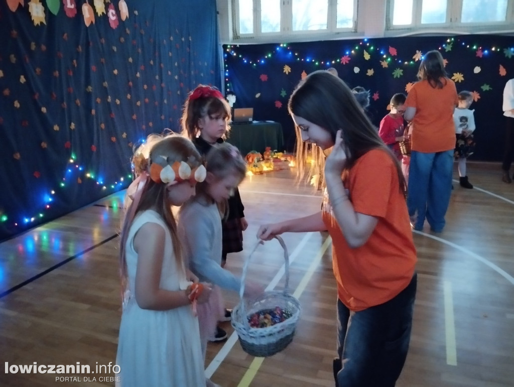 Łowicz. Bal Jesiennych Liści w SP 4