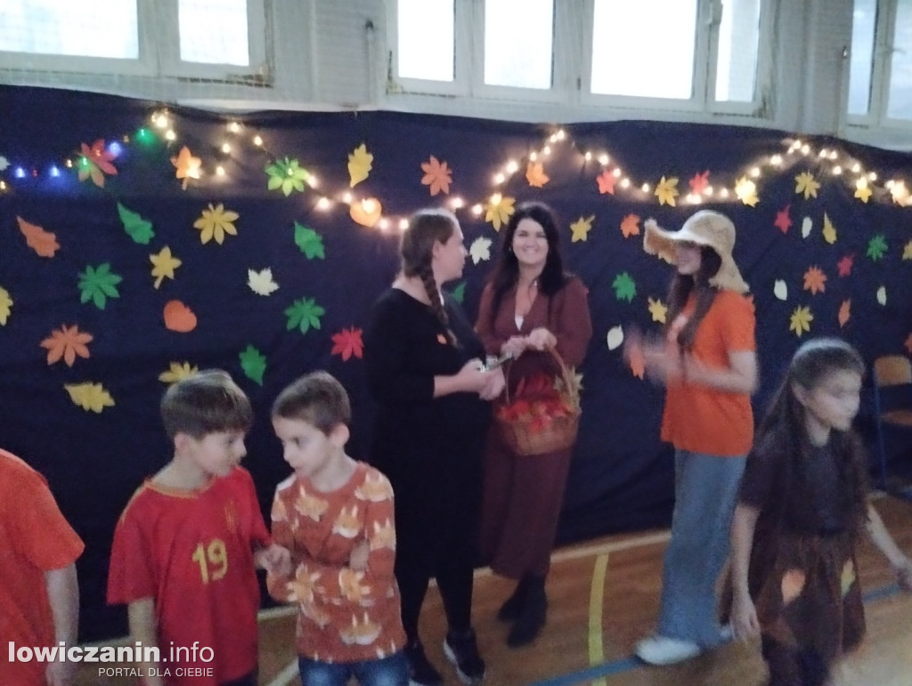 Łowicz. Bal Jesiennych Liści w SP 4