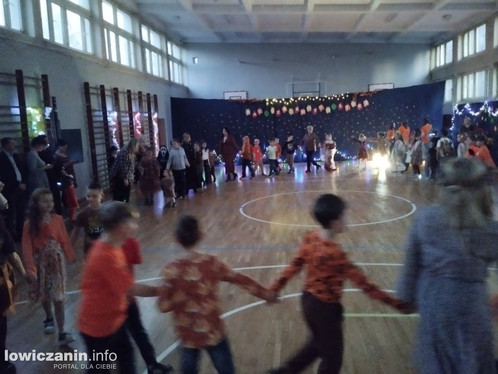 Łowicz. Bal Jesiennych Liści w SP 4