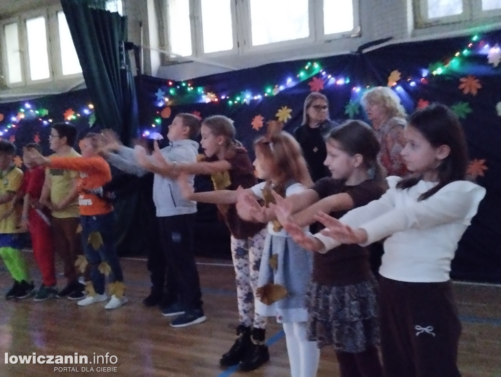 Łowicz. Bal Jesiennych Liści w SP 4