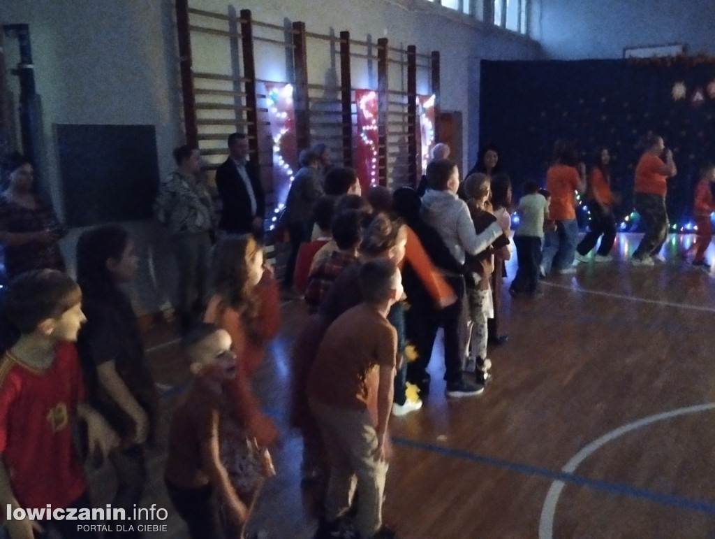 Łowicz. Bal Jesiennych Liści w SP 4