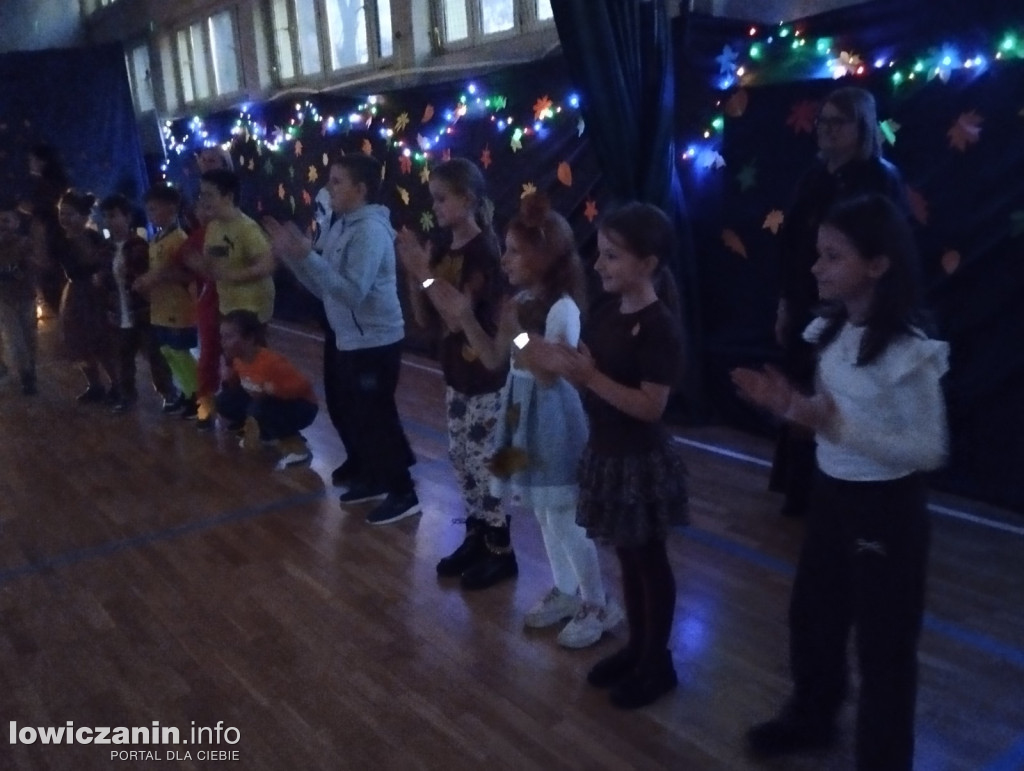 Łowicz. Bal Jesiennych Liści w SP 4