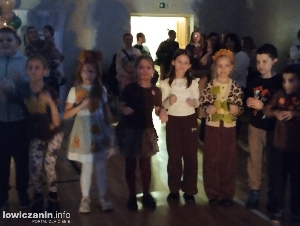 Łowicz. Bal Jesiennych Liści w SP 4