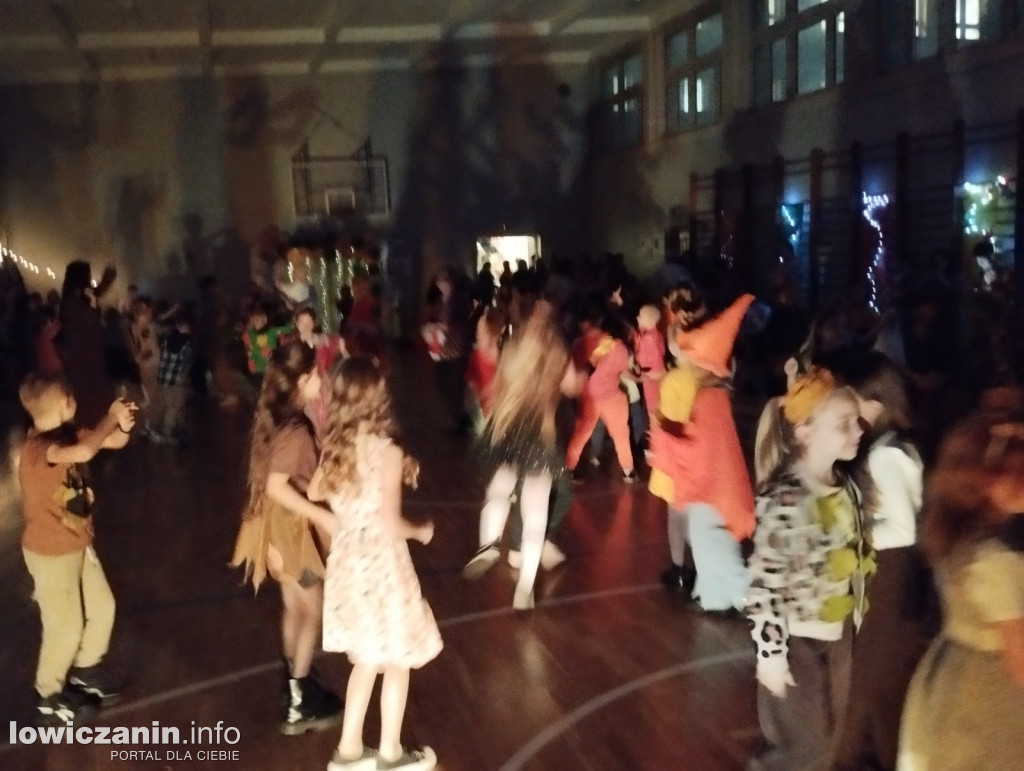 Łowicz. Bal Jesiennych Liści w SP 4