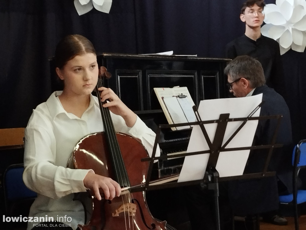 Łowicz. Obchody Święta Niepodległości w ZSP 4