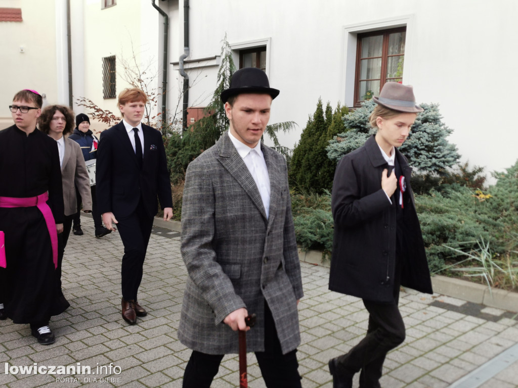 Pochód szkoły pijarskiej w Łowiczu