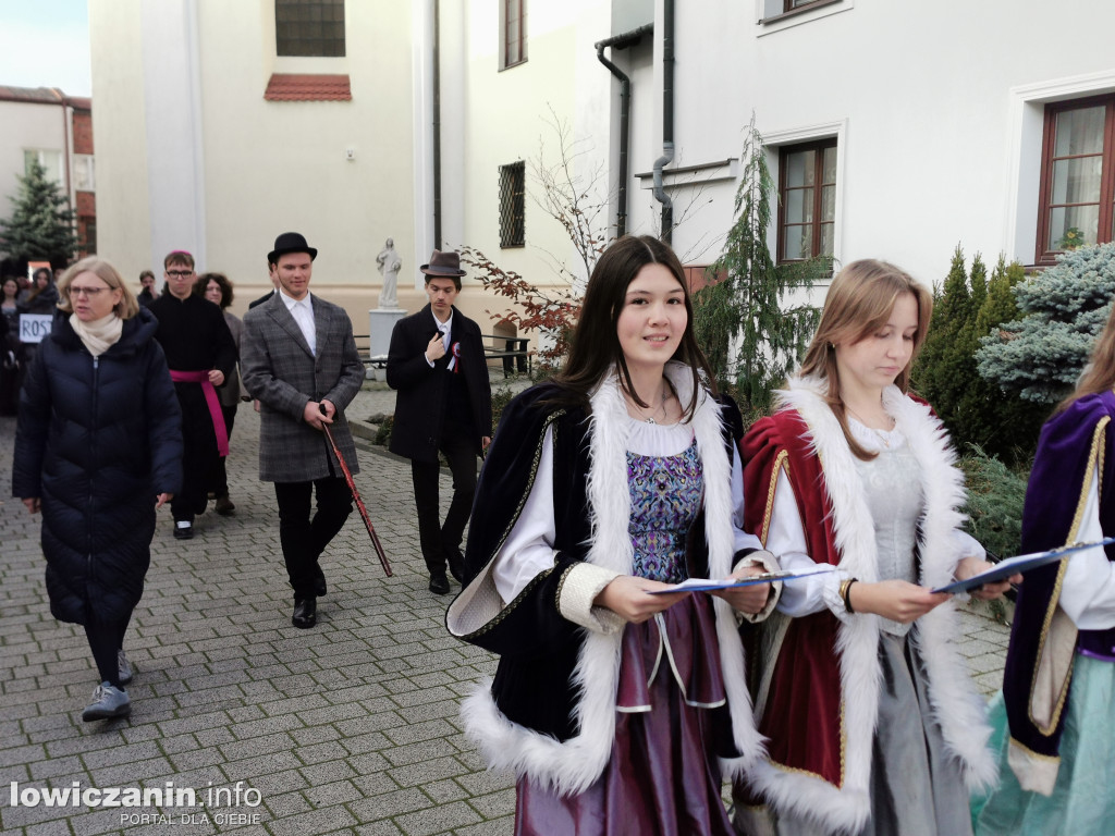 Pochód szkoły pijarskiej w Łowiczu