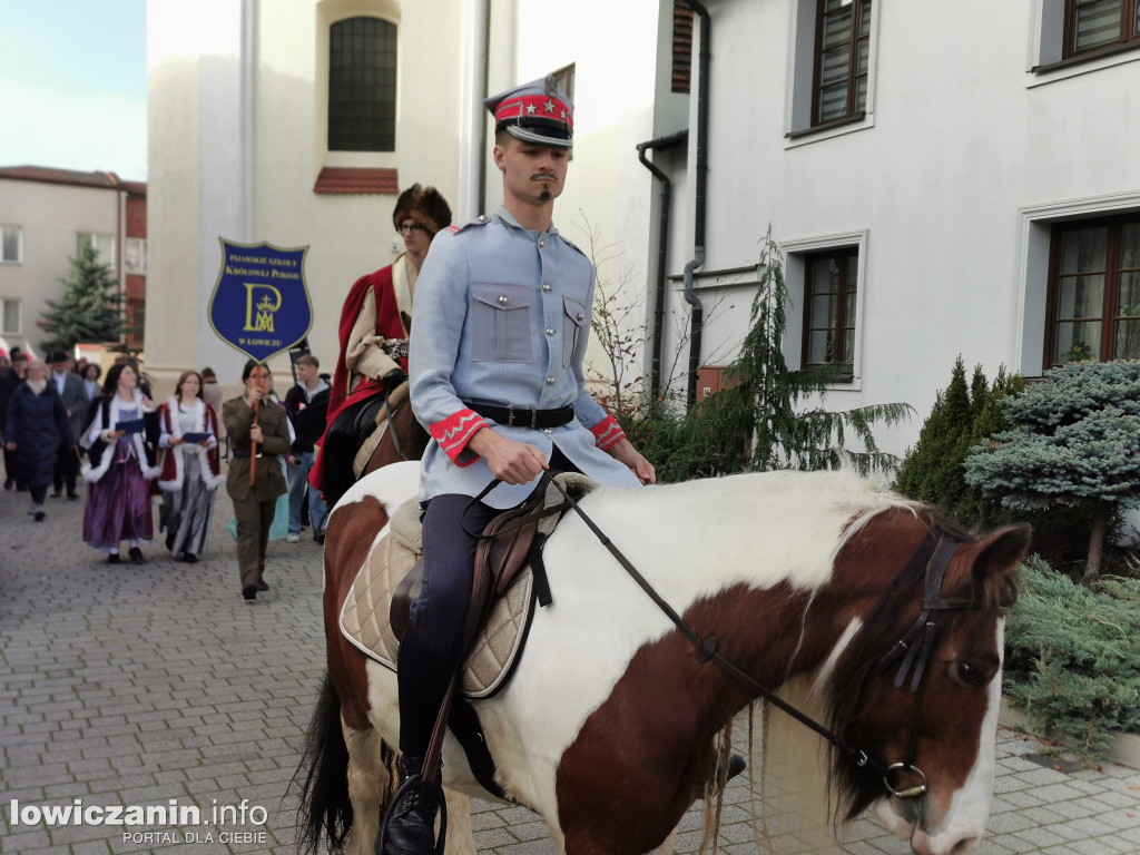 Pochód szkoły pijarskiej w Łowiczu