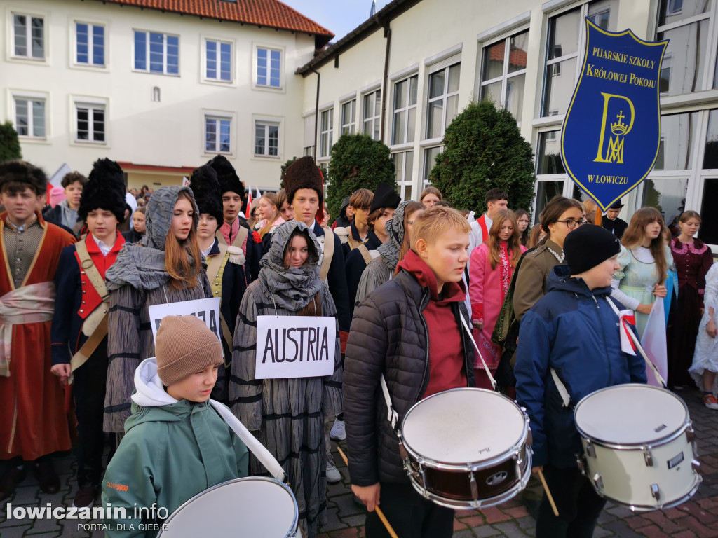 Pochód szkoły pijarskiej w Łowiczu