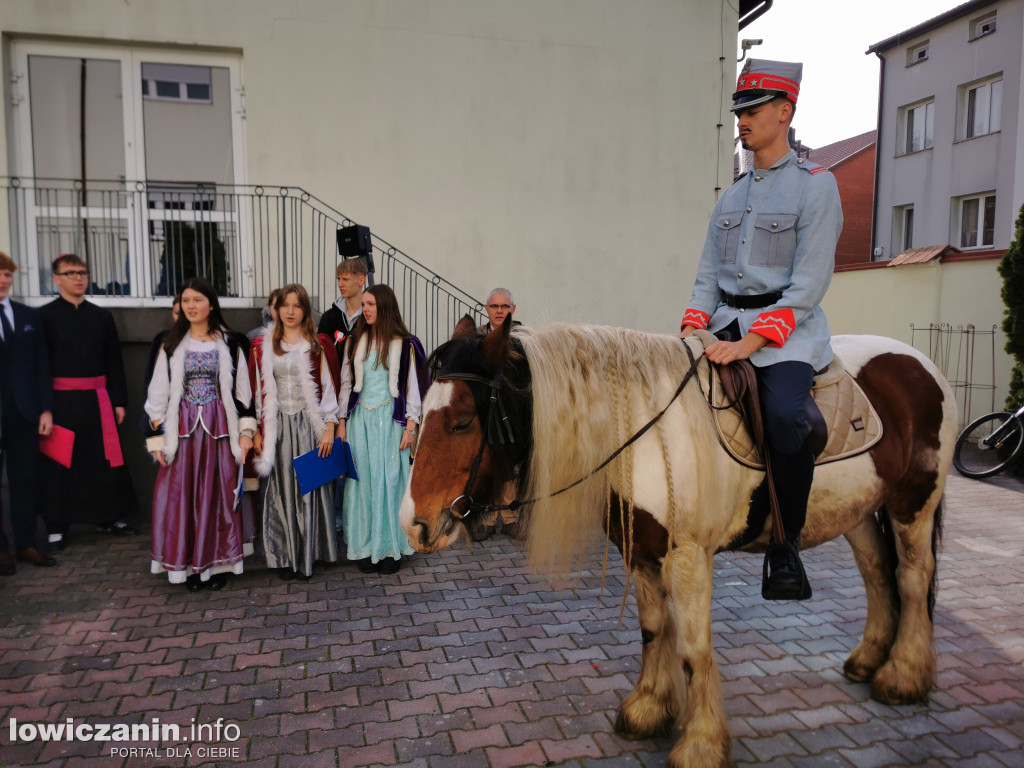 Pochód szkoły pijarskiej w Łowiczu