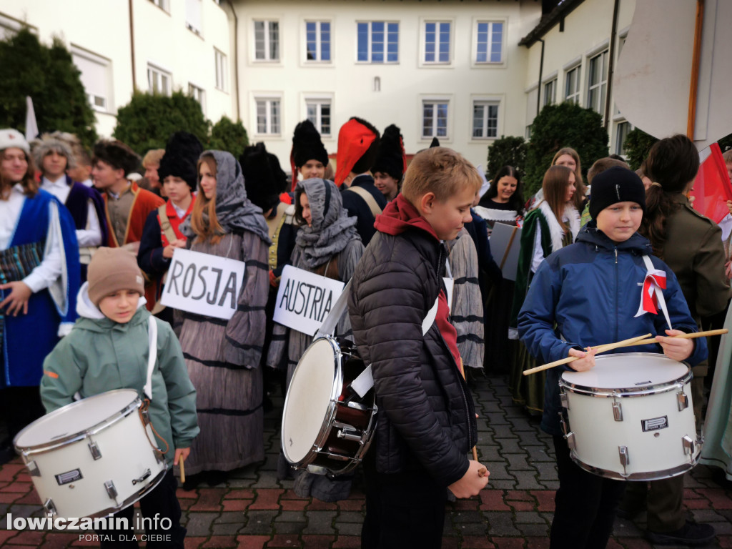 Pochód szkoły pijarskiej w Łowiczu