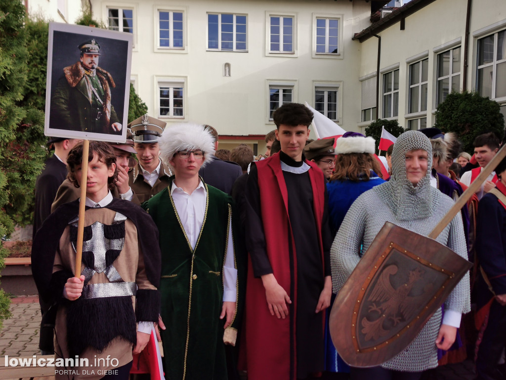 Pochód szkoły pijarskiej w Łowiczu