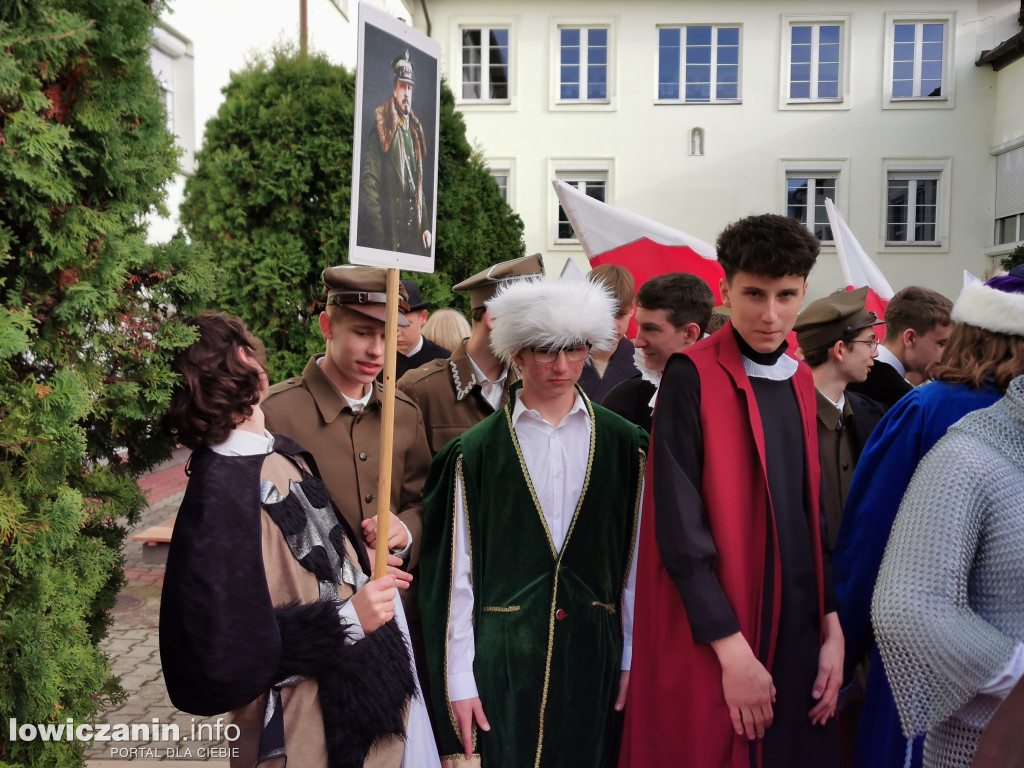 Pochód szkoły pijarskiej w Łowiczu