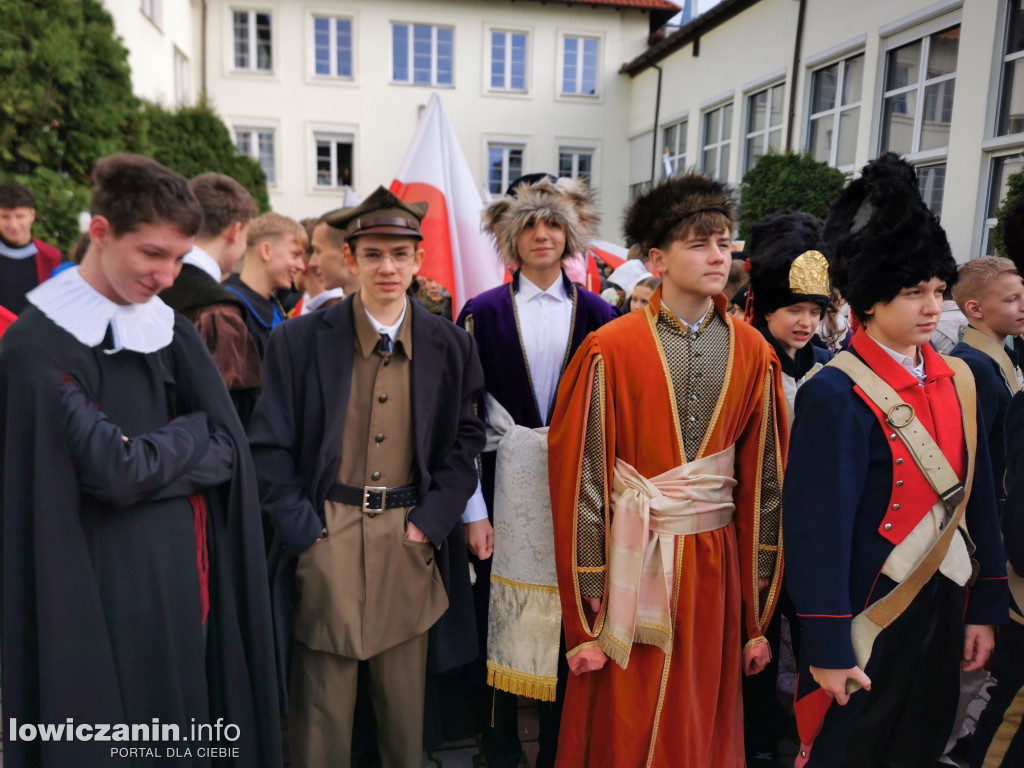 Pochód szkoły pijarskiej w Łowiczu