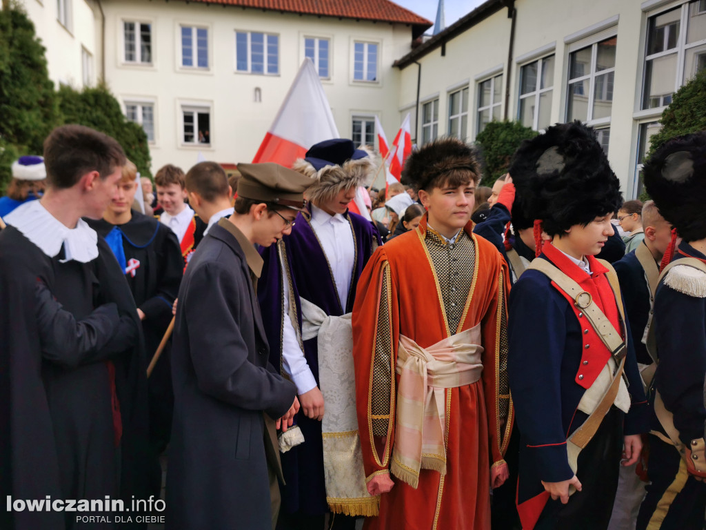 Pochód szkoły pijarskiej w Łowiczu