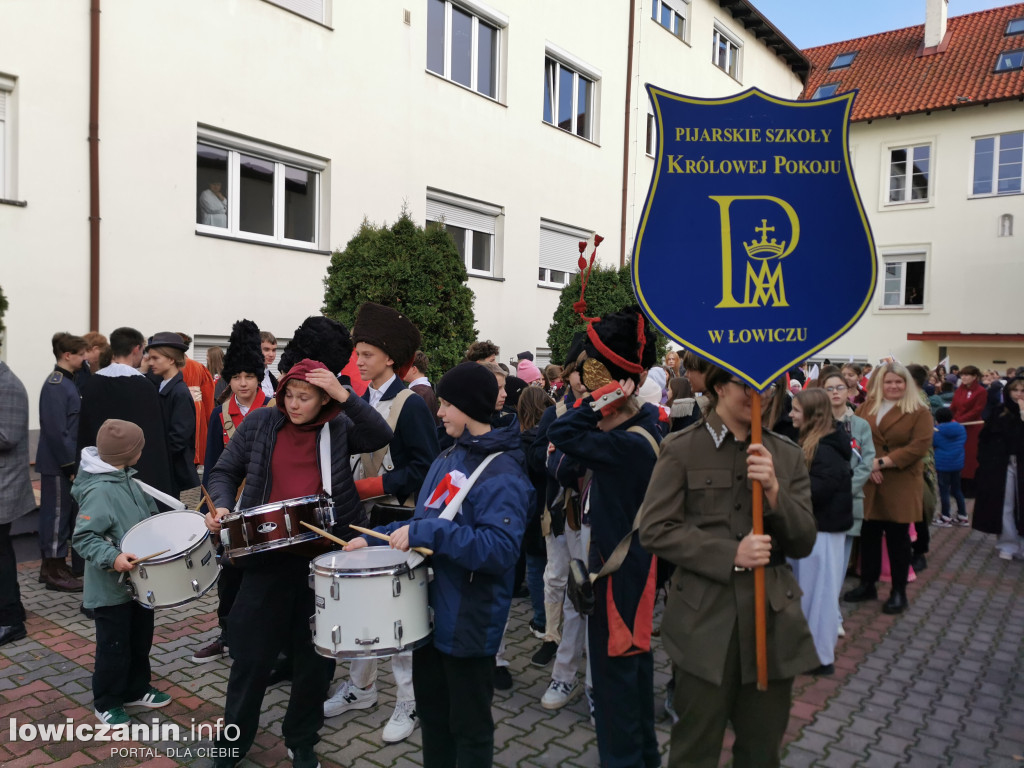 Pochód szkoły pijarskiej w Łowiczu