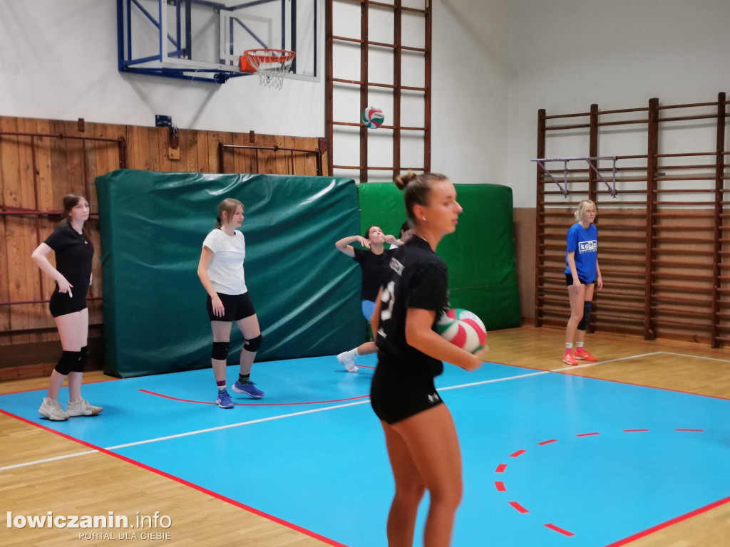 Nocna siatkówka w I LO w Łowiczu