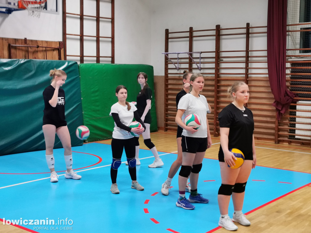 Nocna siatkówka w I LO w Łowiczu
