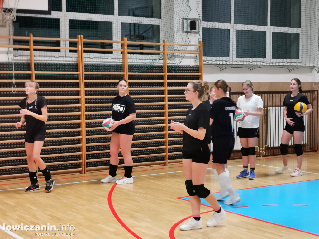 Nocna siatkówka w I LO w Łowiczu