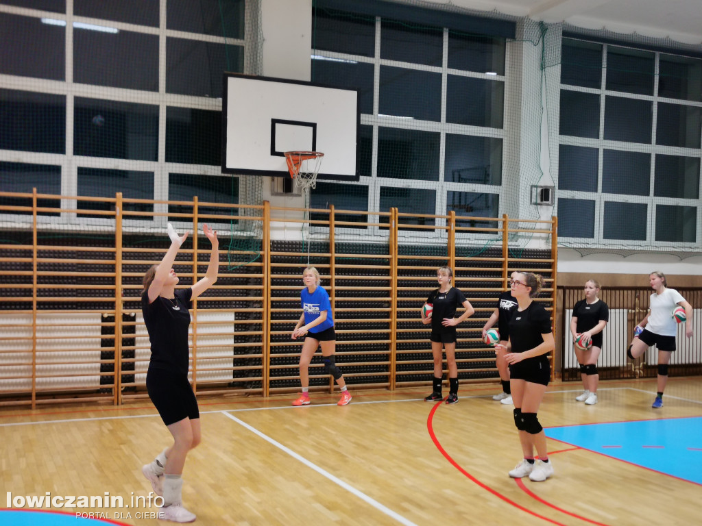 Nocna siatkówka w I LO w Łowiczu