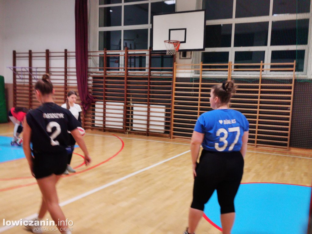 Nocna siatkówka w I LO w Łowiczu