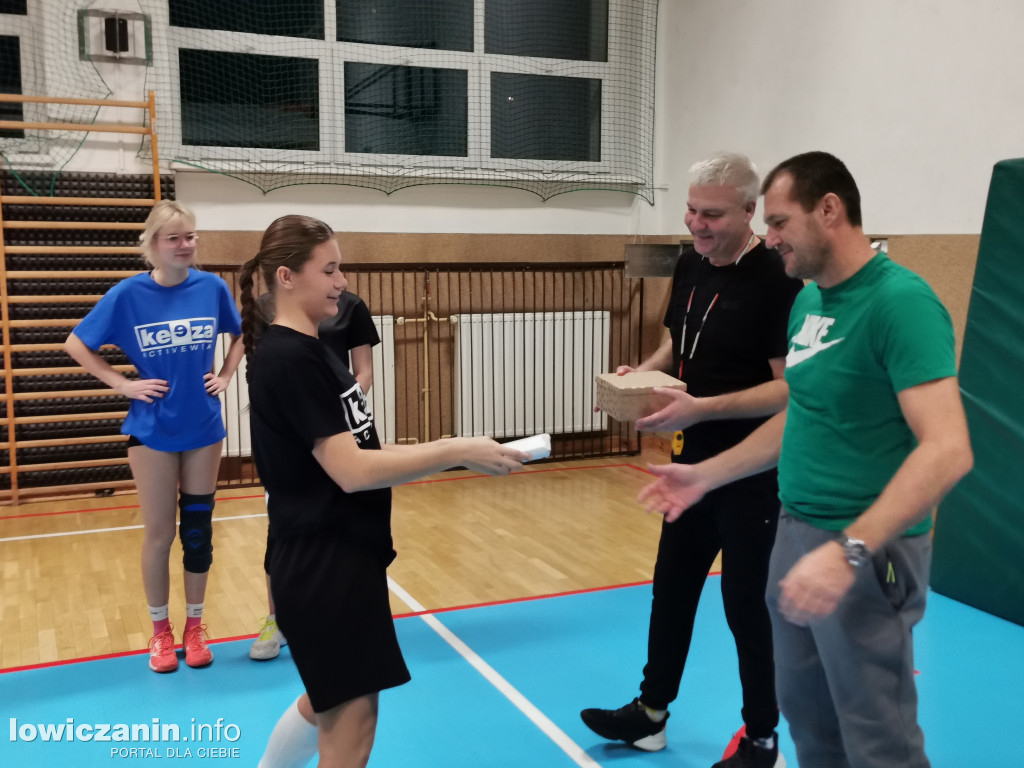 Nocna siatkówka w I LO w Łowiczu