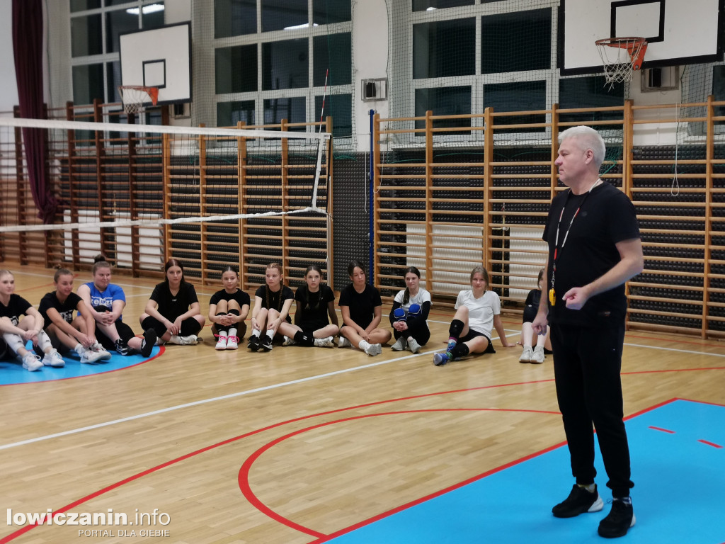 Nocna siatkówka w I LO w Łowiczu