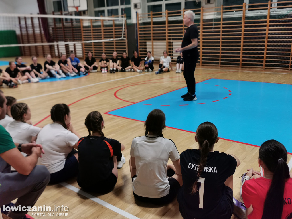 Nocna siatkówka w I LO w Łowiczu