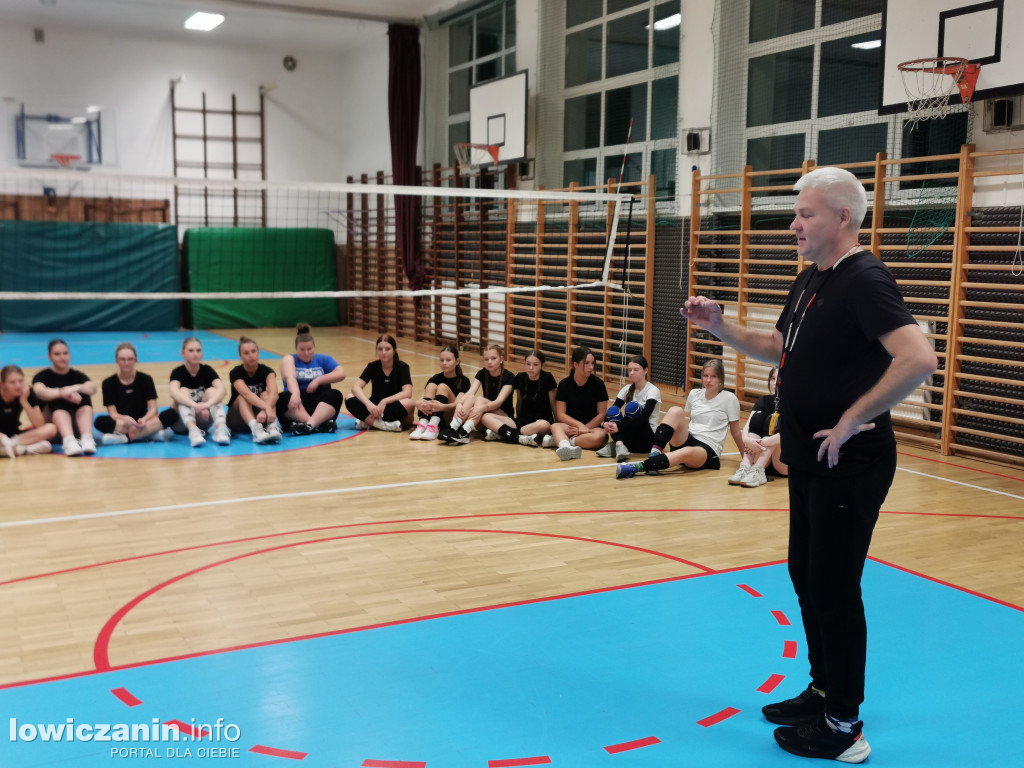 Nocna siatkówka w I LO w Łowiczu