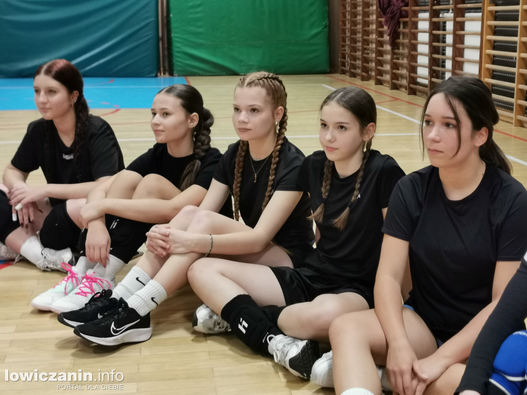 Nocna siatkówka w I LO w Łowiczu
