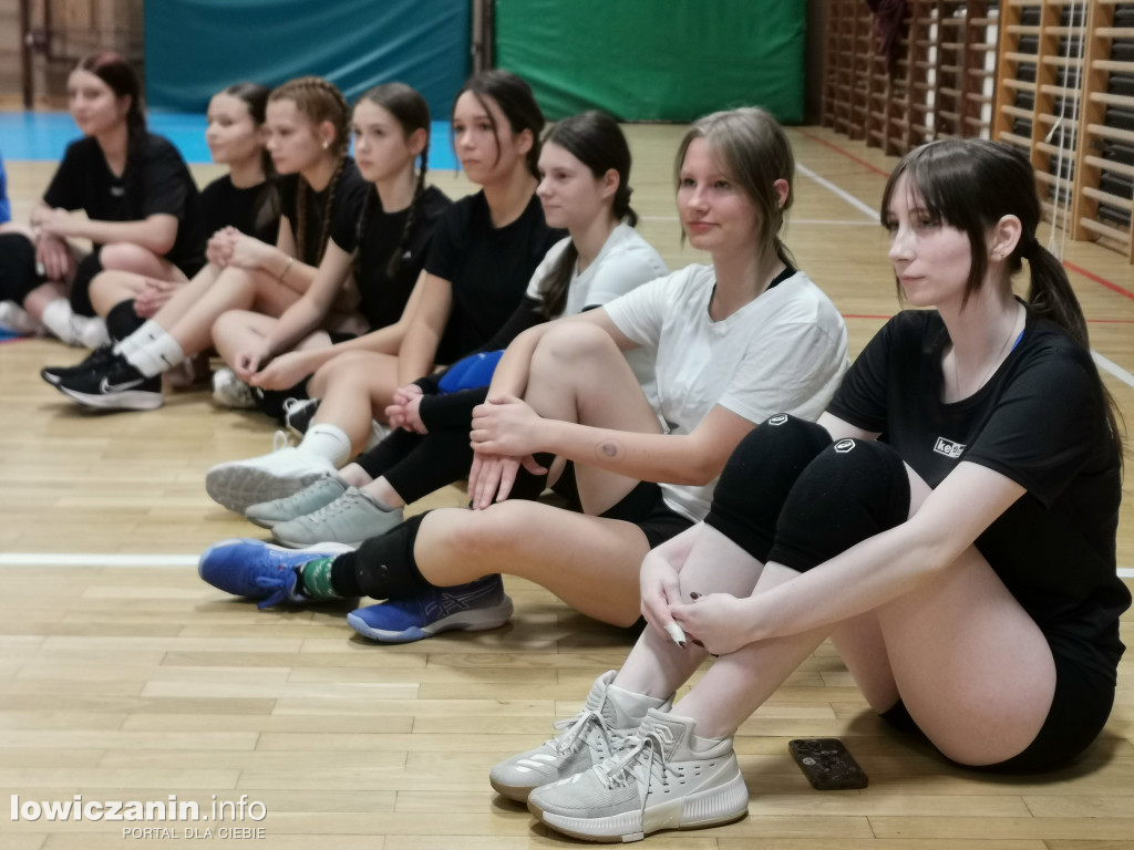Nocna siatkówka w I LO w Łowiczu