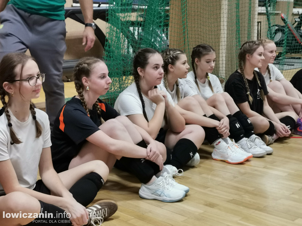 Nocna siatkówka w I LO w Łowiczu