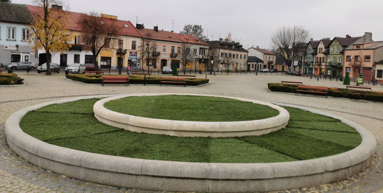 Fontanna w Łowiczu przykryta sztuczną trawą