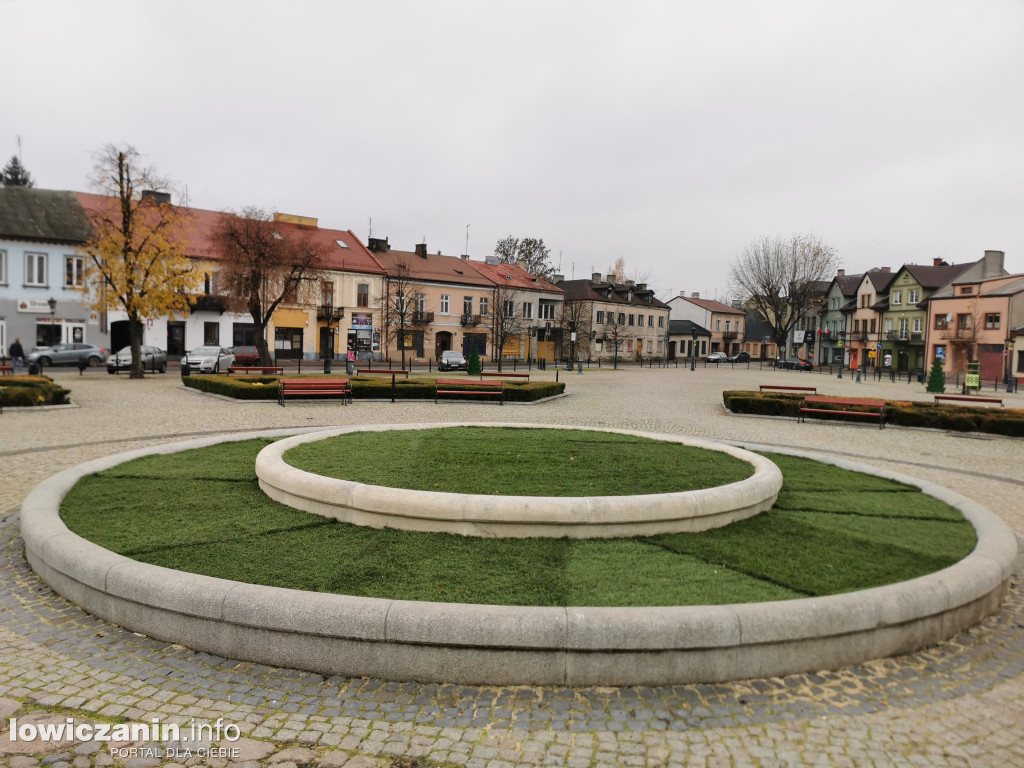 Fontanna w Łowiczu przykryta sztuczną trawą