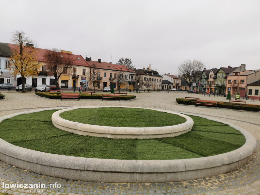 Fontanna w Łowiczu przykryta sztuczną trawą