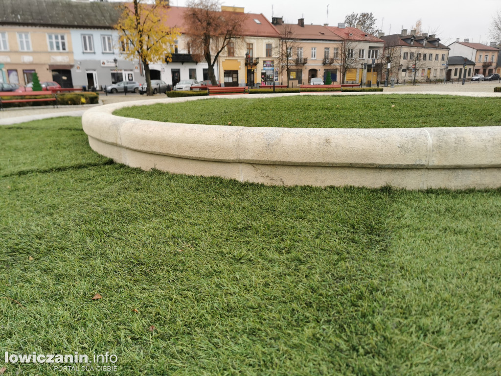 Fontanna w Łowiczu przykryta sztuczną trawą