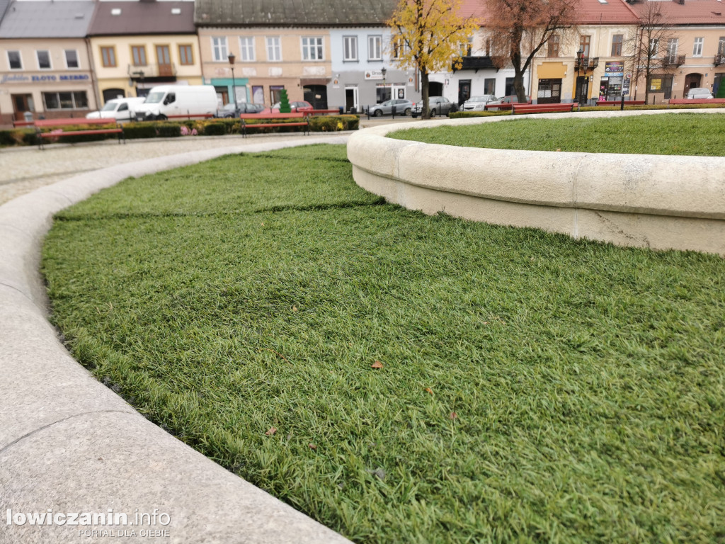Fontanna w Łowiczu przykryta sztuczną trawą