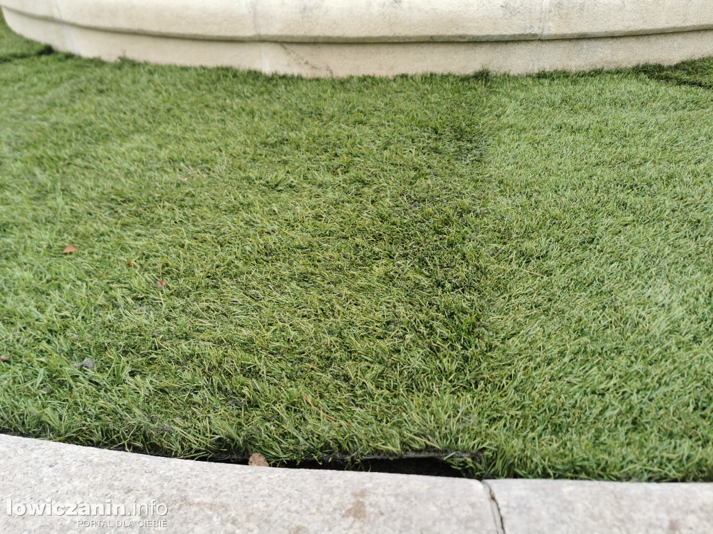 Fontanna w Łowiczu przykryta sztuczną trawą