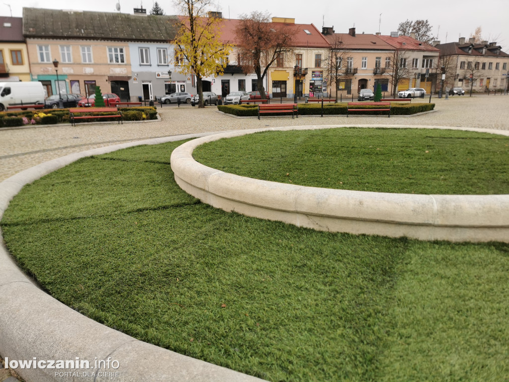Fontanna w Łowiczu przykryta sztuczną trawą