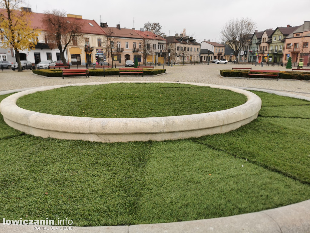 Fontanna w Łowiczu przykryta sztuczną trawą