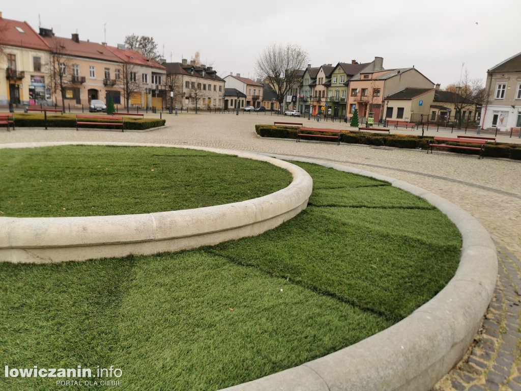 Fontanna w Łowiczu przykryta sztuczną trawą