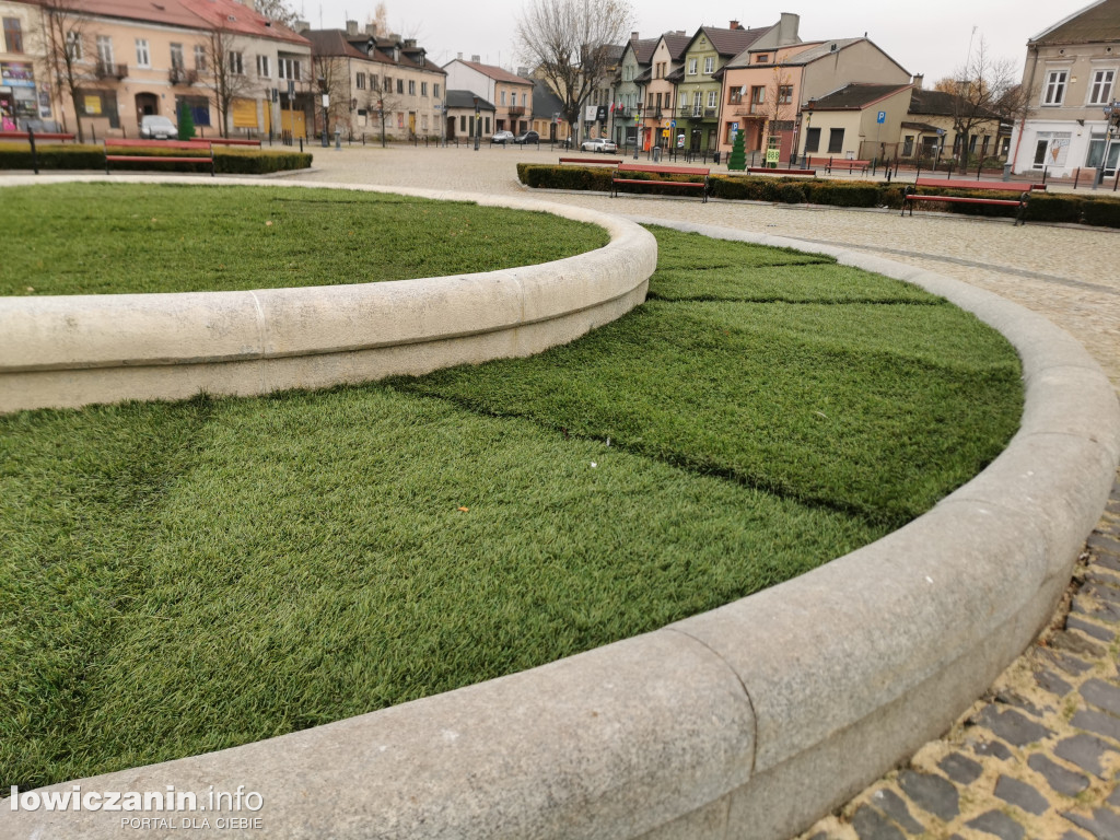 Fontanna w Łowiczu przykryta sztuczną trawą