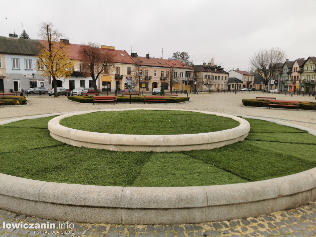 Fontanna w Łowiczu przykryta sztuczną trawą