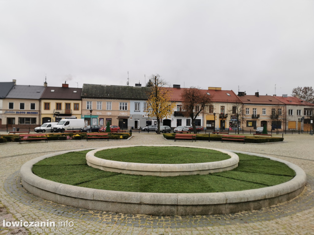 Fontanna w Łowiczu przykryta sztuczną trawą