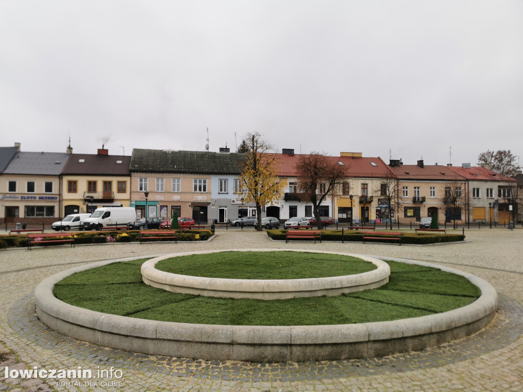 Fontanna w Łowiczu przykryta sztuczną trawą